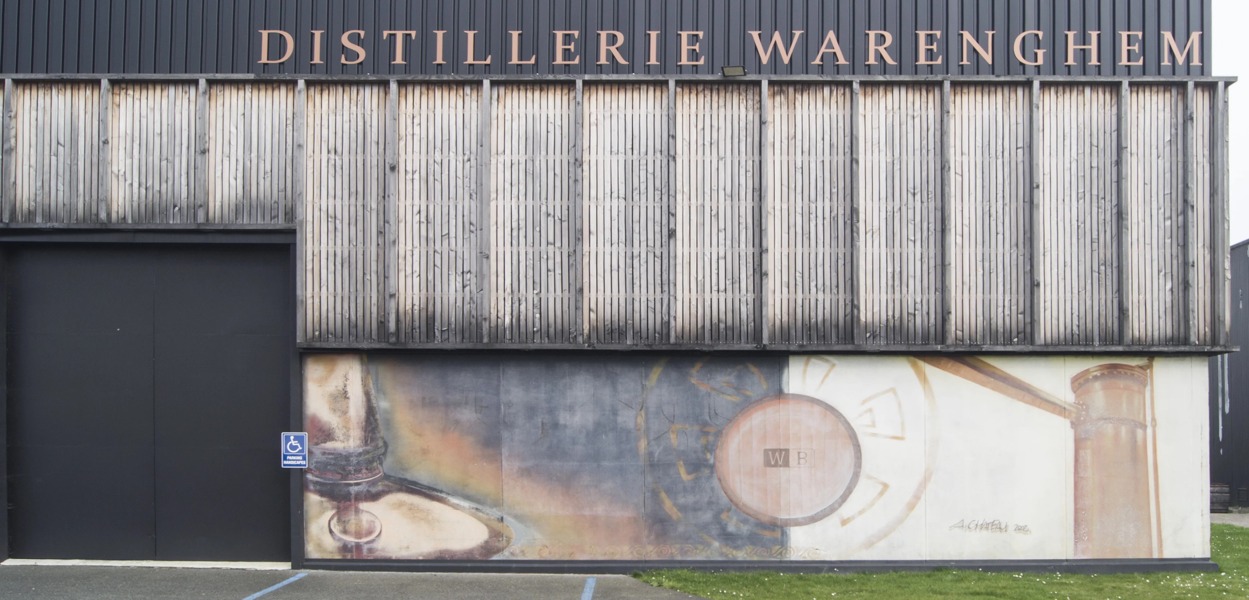 Devanture nue de la distillerie Warenghem avant intervention murale, Lannion.