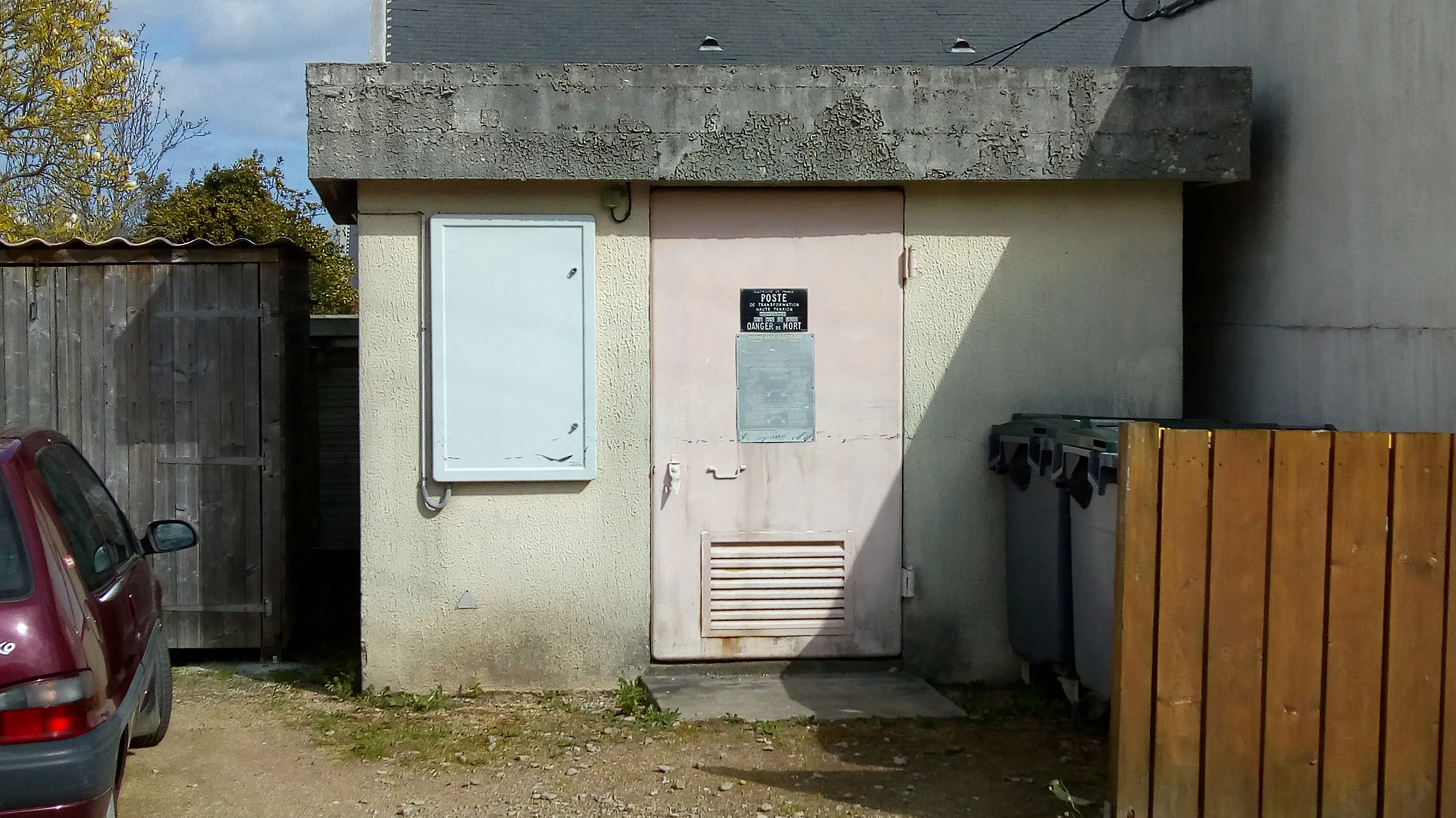 Avant réhabilitation : transformateur électrique brut devant l'école publique de Locquirec.