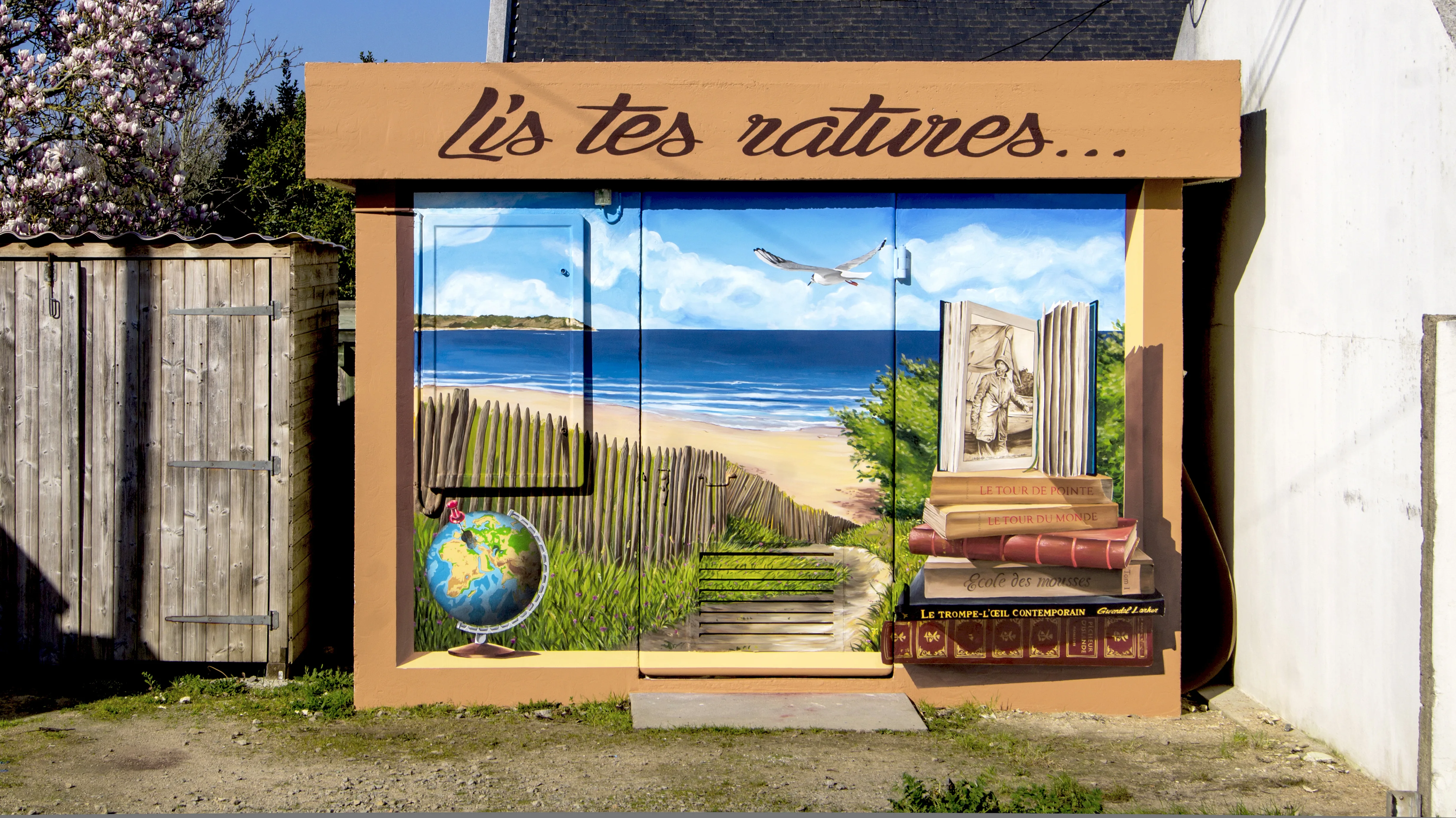Fresque murale achevée décorant la cour d'une école publique en Bretagne, réalisée par Gwendal Larher.