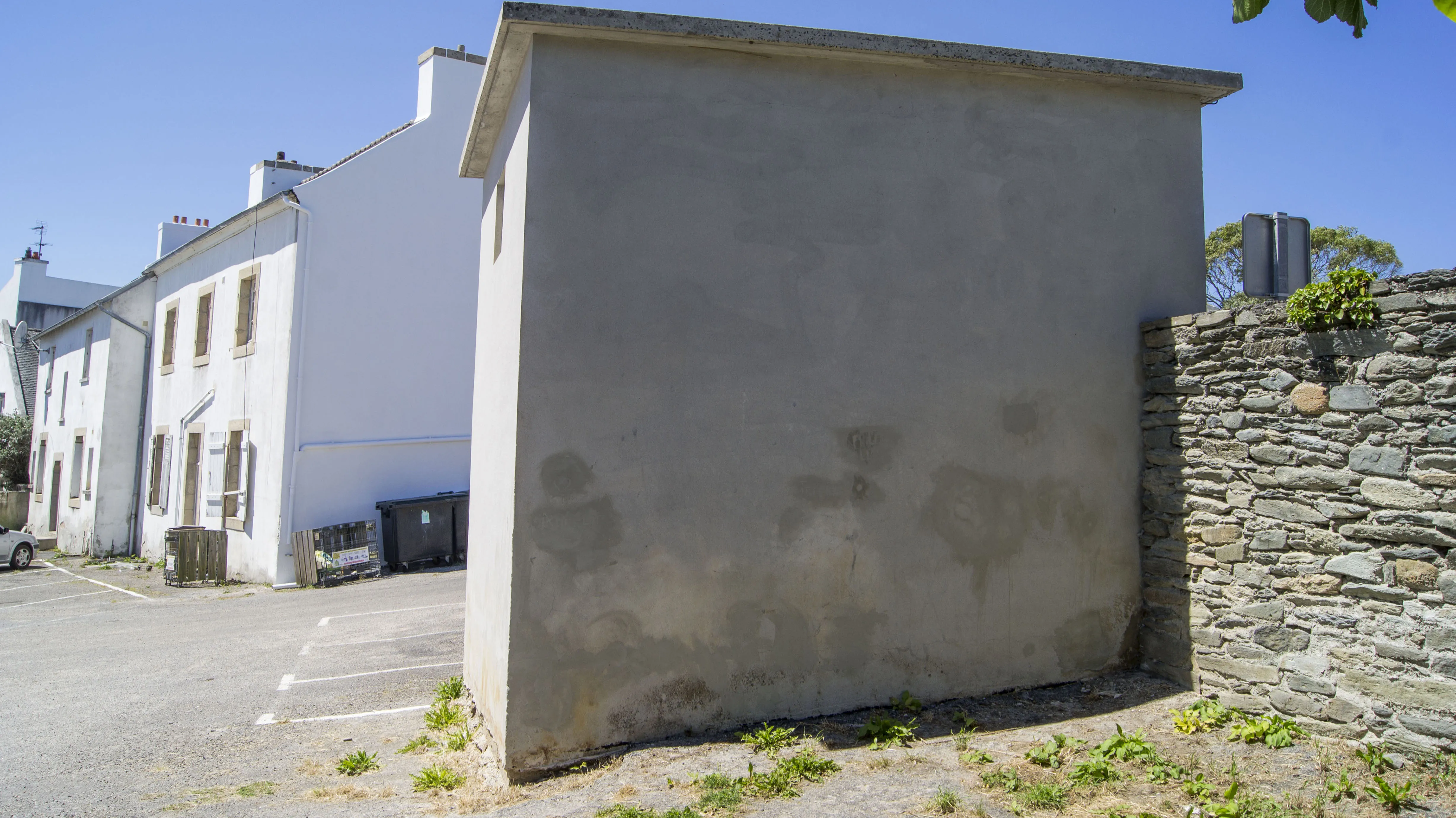 Mur nu avant la réalisation de la fresque murale à Locquirec, Finistère.