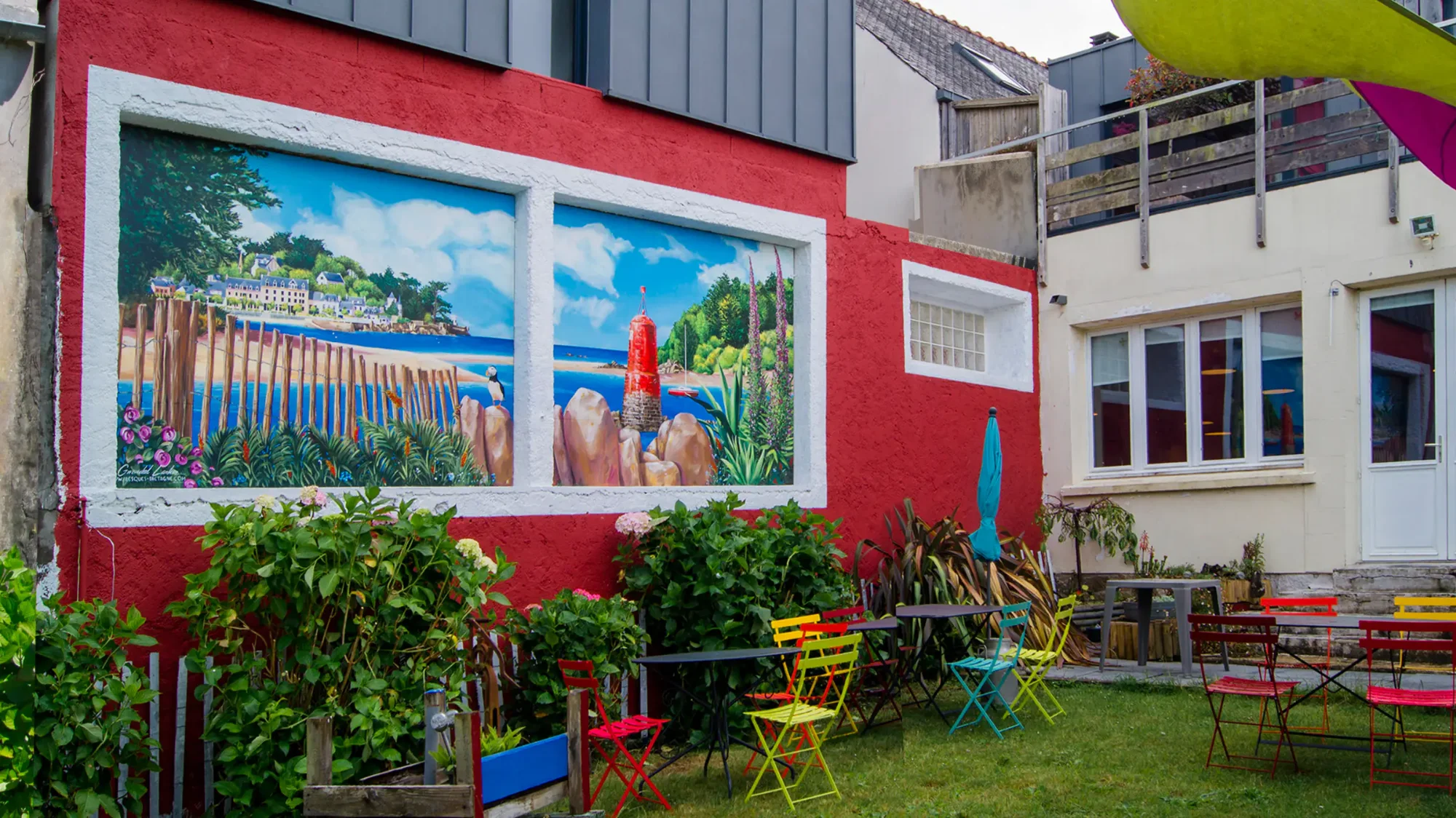 Après, jardin de la crêperie Avel Zo, deux fenêtres trompe-l'œil sur la côte, Plestin-les-Grèves