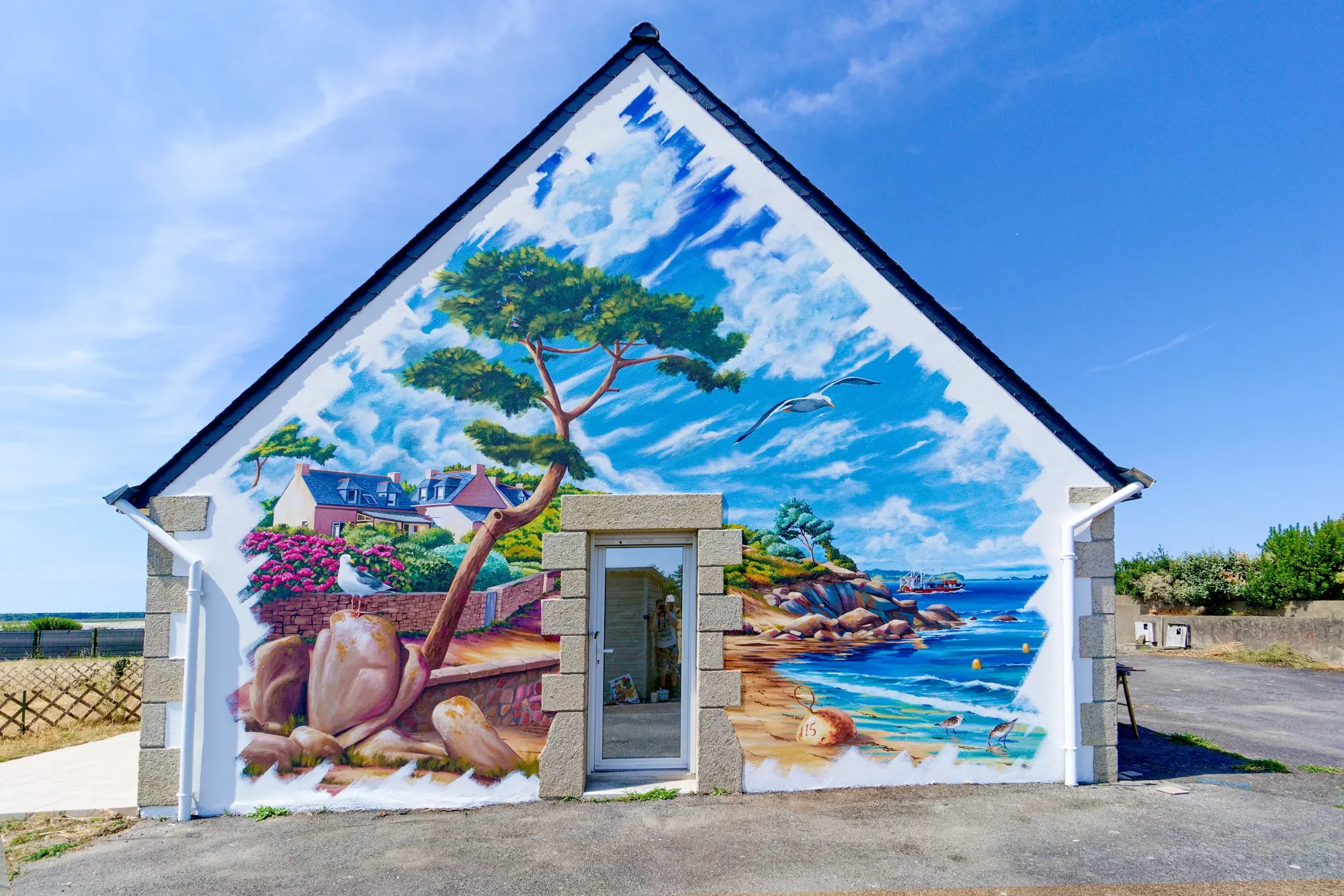 Fresque en trompe-l'œil, paysage littoral, pignon de maison à Carnac, après réalisation