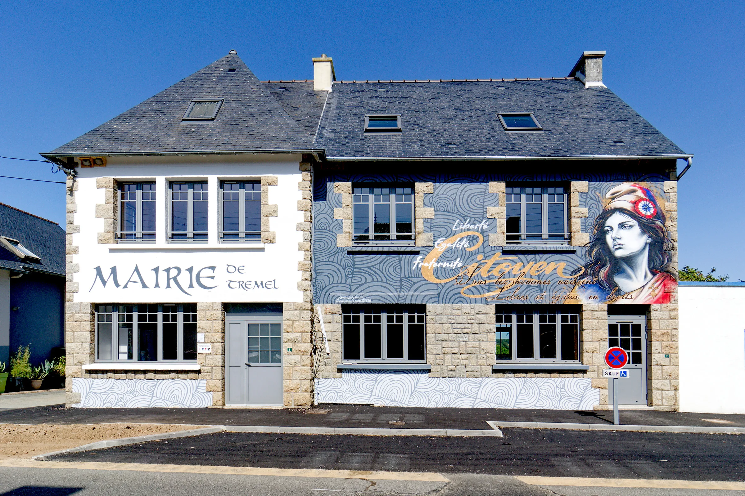 Fresque murale terminée sur la façade de la mairie de Trémel, Côtes-d'Armor.