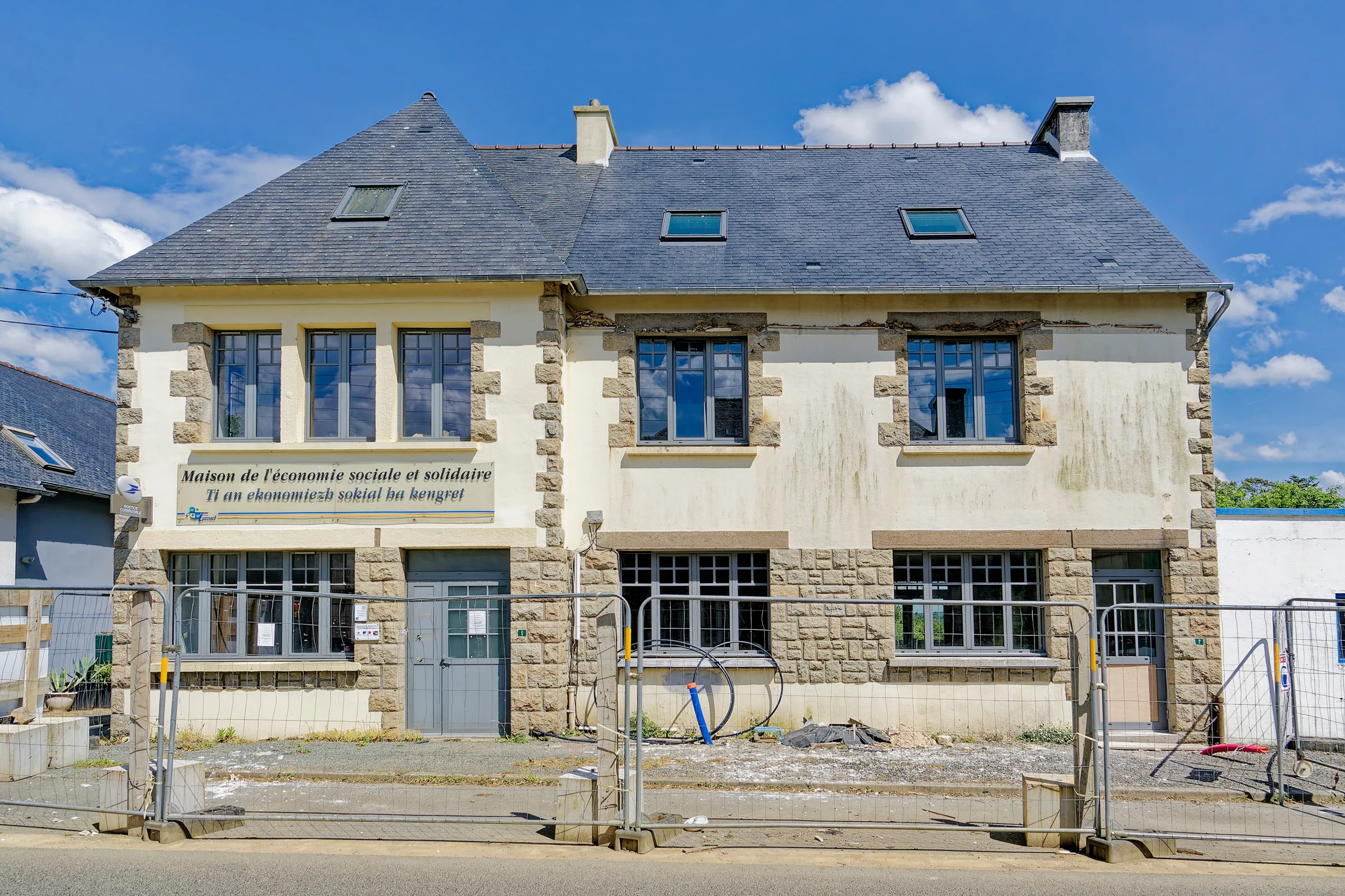 Façade nue de la mairie de Trémel avant la réalisation de la fresque.