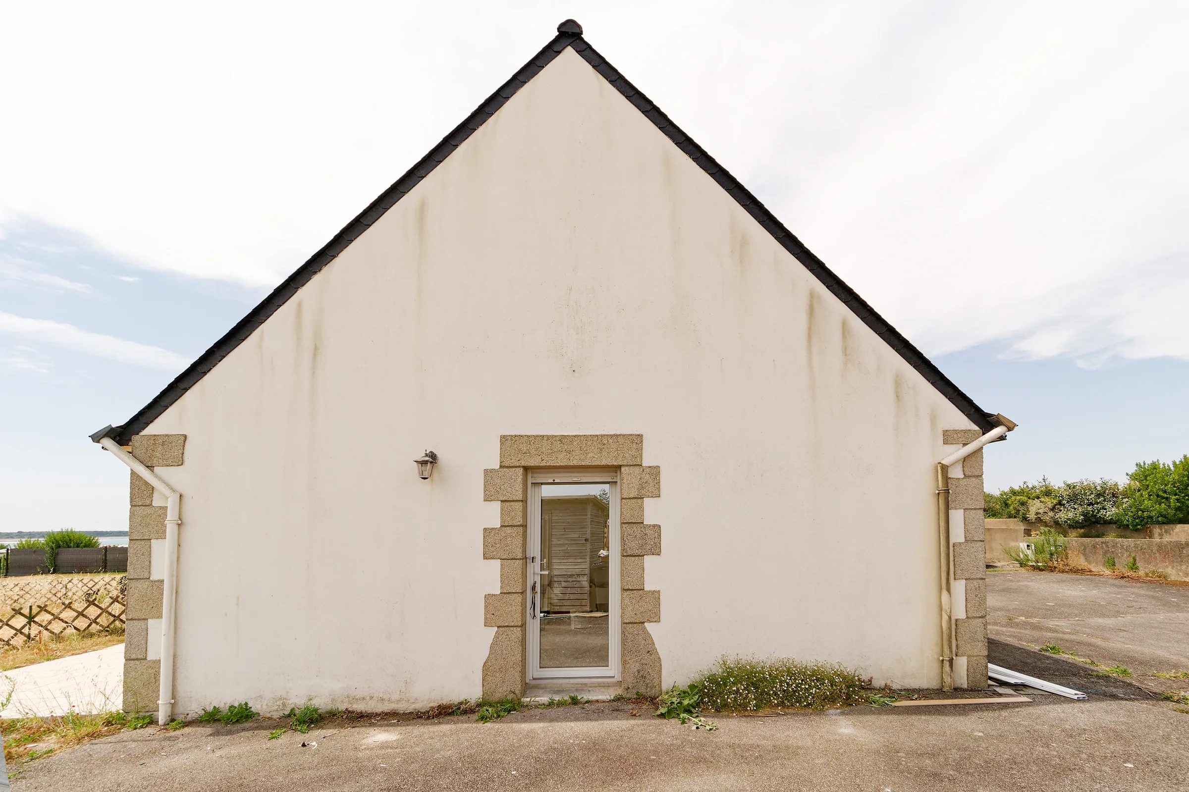 Mur nu avant la réalisation d'une fresque murale à Plouharnel, dans le Morbihan.