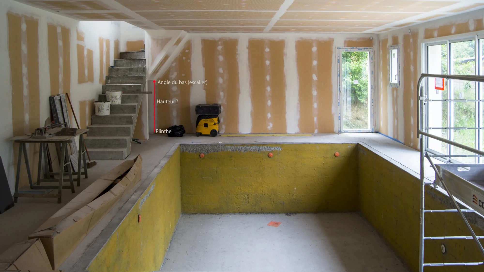 Mur de piscine intérieure à Paimpol, avant la réalisation de la fresque