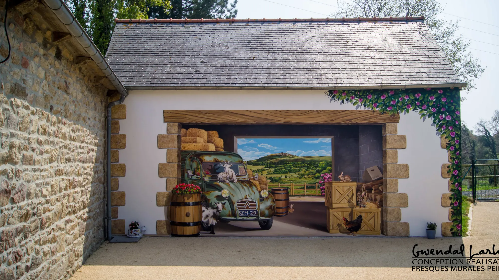 Fresque en trompe-l'œil, scène de ferme avec 2CV, mur face à une terrasse à Guingamp, après réalisation