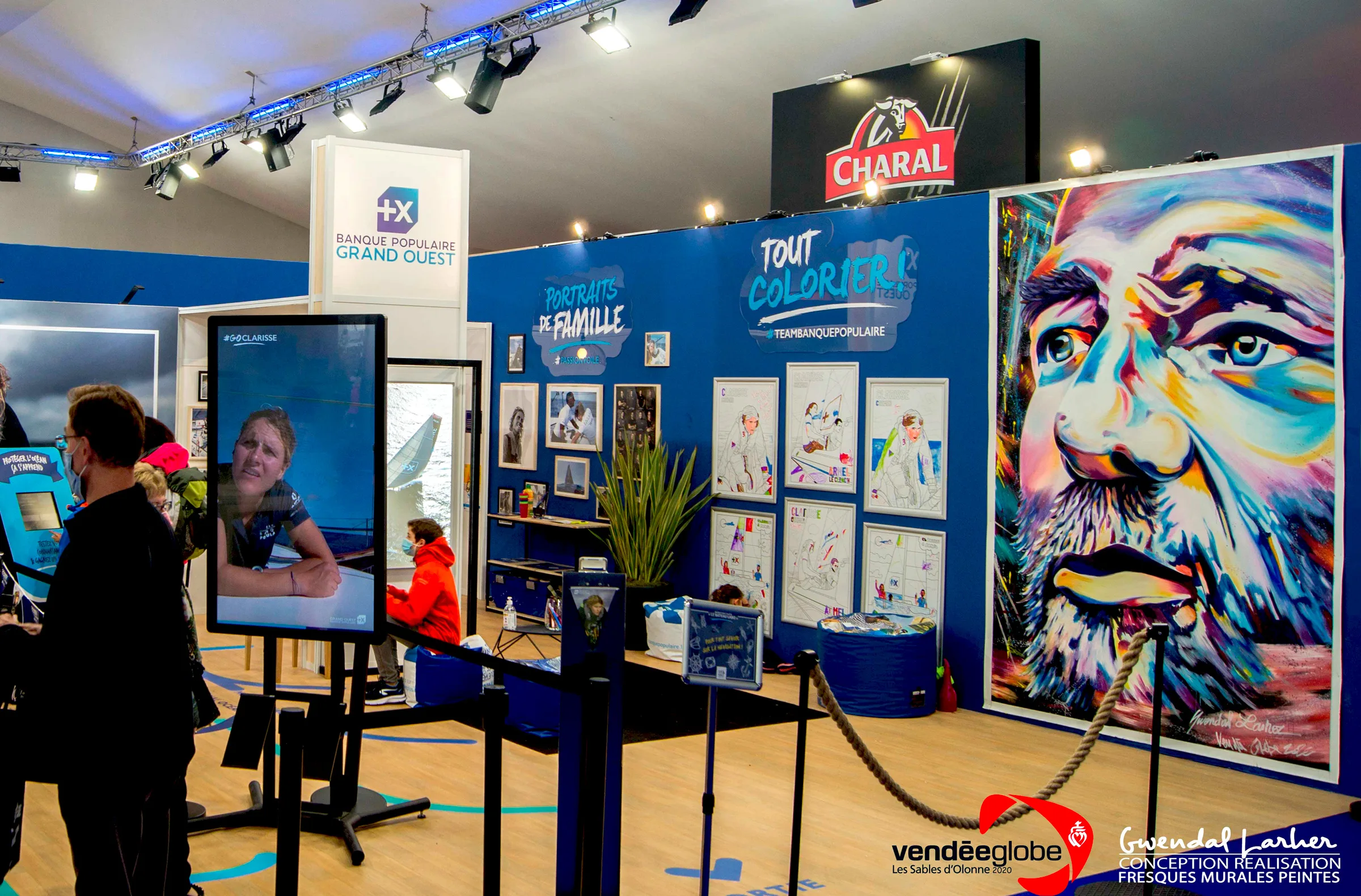 Live painting sur le stand Banque Populaire du Village Vendée Globe aux Sables-d'Olonne : grande toile d'un portrait de marin peinte en direct devant les visiteurs