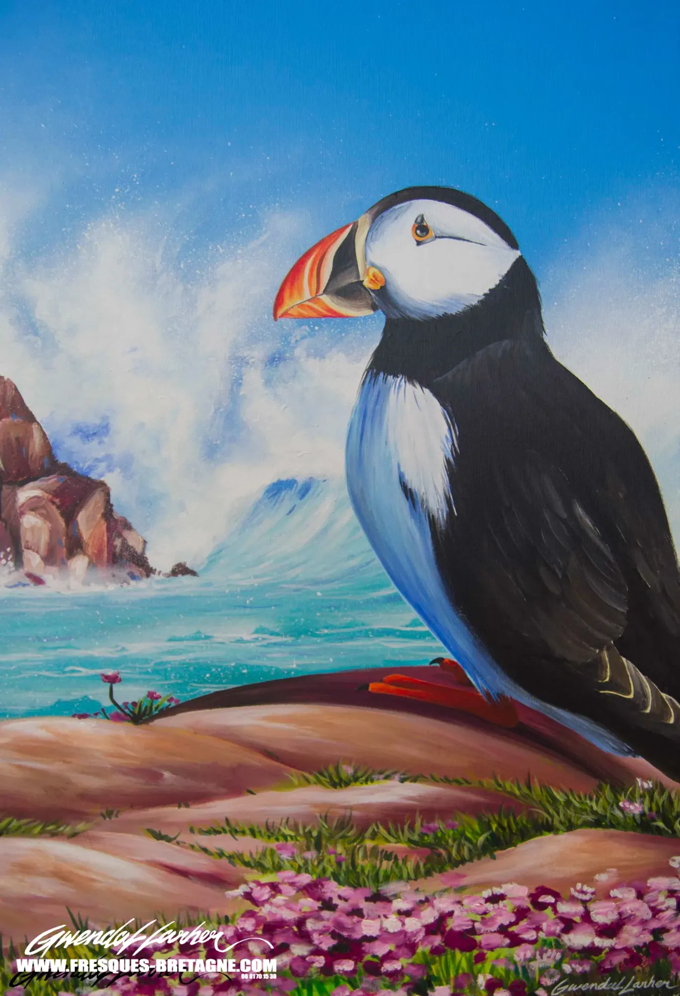 Tableau acrylique sur toile représentant un macareux moine sur un rocher fleuri d'armérie maritime, devant une vague, peint sur commande par Gwendal Larher.