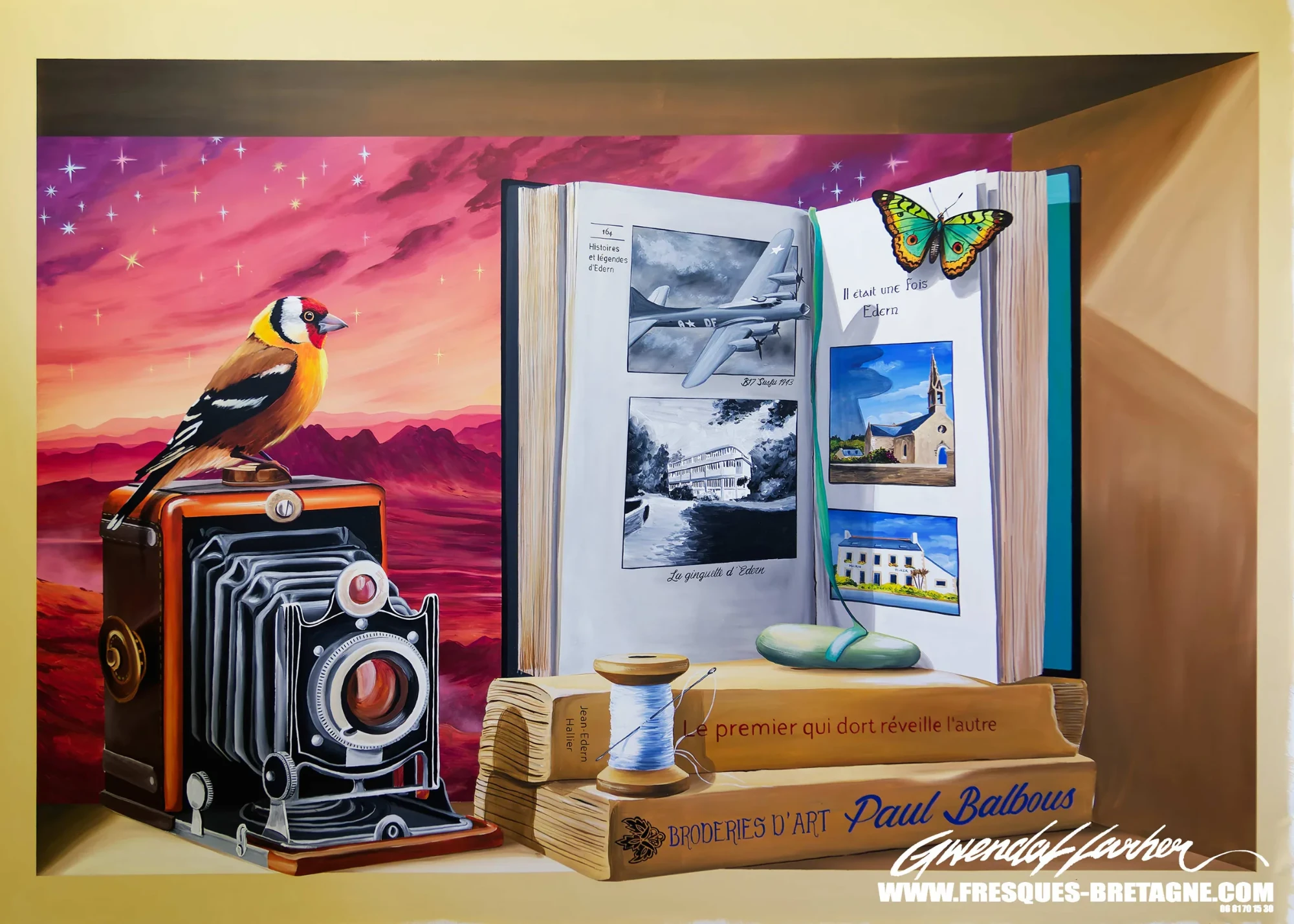 Tableau peint sur toile en atelier, nature morte trompe-l'œil avec livre, appareil photo et oiseau, commune d'Edern